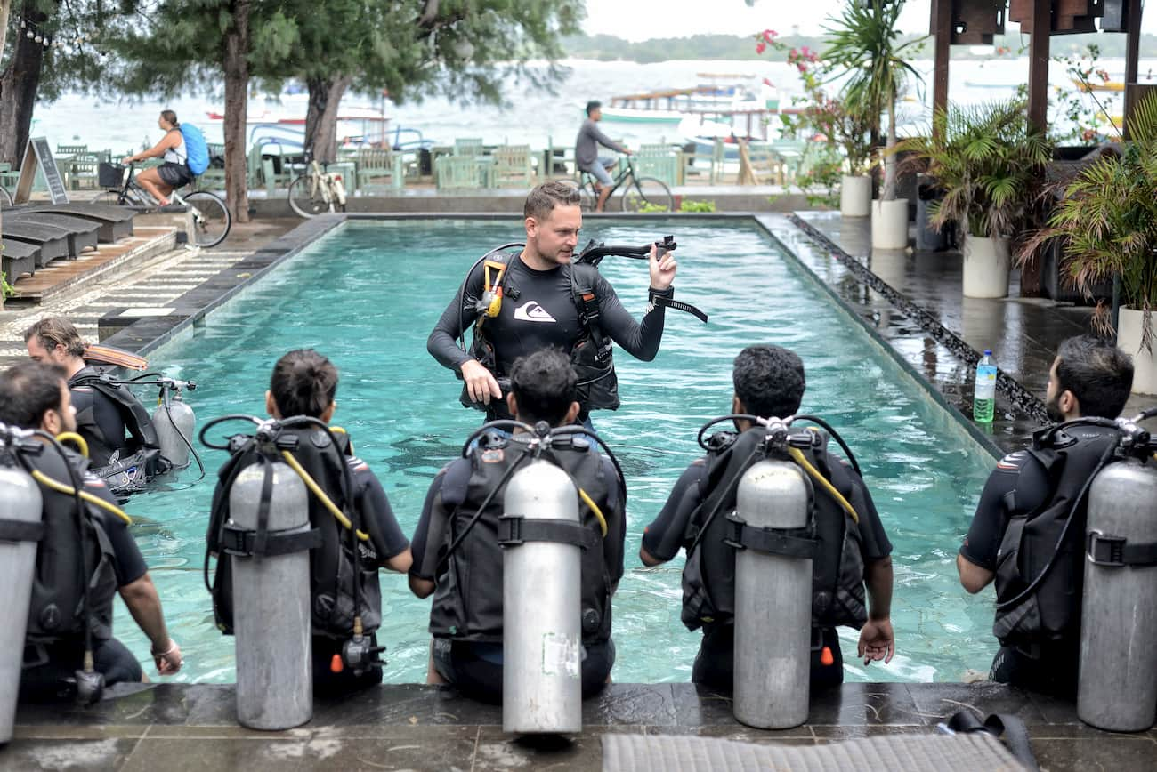 PADI Divemaster Trainee assisting on a Discover Scuba Dive