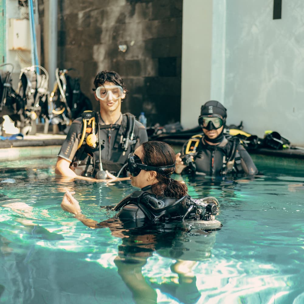 Diving Instructor teaching students