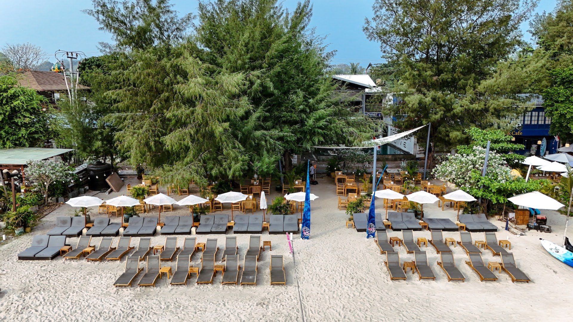 beach-loungers-trawangan-dive-beach copy breath taking views from private beach area gili trawangan